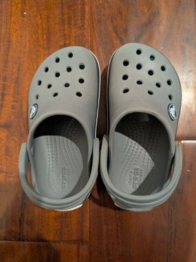 CROCS Kids Classic Clogs in Gray C8
